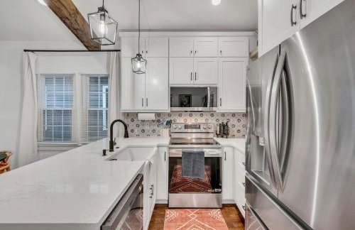 Fully Furnished Bungalow with Deck Near City Center - Foto 22