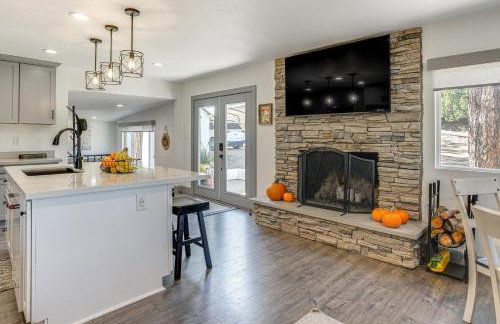 Relax Fireside Prescott Retreat with Hot Tub! - Foto 6