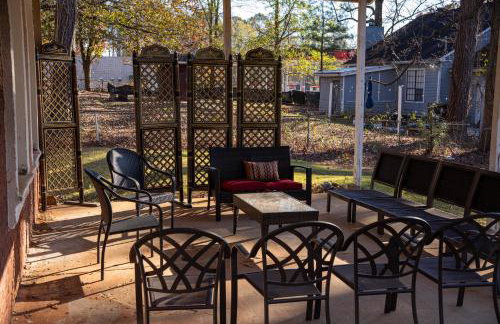 Charming 3 Bedroom Home with Spacious Living and Convenient to Shopping & Interstate - Foto 35
