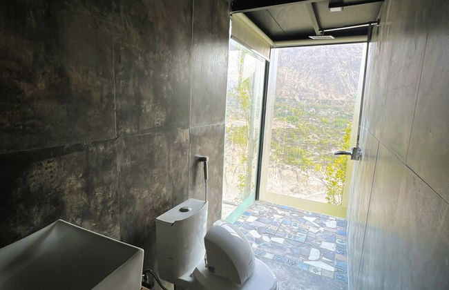 Stunning Cliff-edge 2-bedroom Chalet in Karimabad - Photo 9