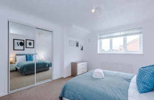 4BR Home for 8, Full Kitchen, Parking, WiFi in Northwich - Photo 76