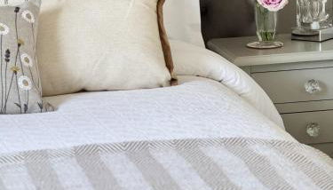 'BRAMLEY FALL COTTAGE' NEW AVAILABILITY - Attached Cottage,3 Bedrooms-1 on ground level, SLEEPS 6-2 Bathrooms, Wittering and Chichester easy drive, Child friendly,Small Breed Dog Friendly 2 max, Parking-EV Point - Foto 2