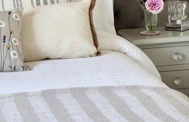 'BRAMLEY FALL COTTAGE' NEW AVAILABILITY - Attached Cottage,3 Bedrooms-1 on ground level, SLEEPS 6-2 Bathrooms, Wittering and Chichester easy drive, Child friendly,Small Breed Dog Friendly 2 max, Parking-EV Point - Foto 2