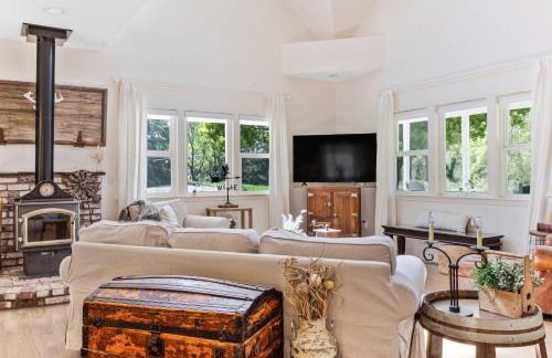 Charming 4BR Wine Country Getaway with Spa & Firepit - Foto 8