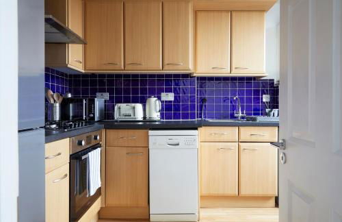 Aisiki Stays Apartments at North Finchley, 3-Bedroom & 2-Bathroom, Pet Friendly Flat, King or Twin Beds with Free WiFi - Foto 13