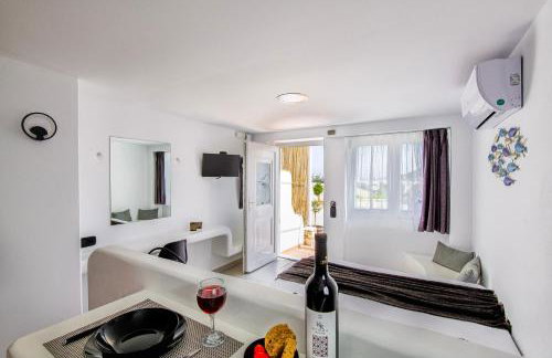 Irini's B & W house with jacuzzi - Photo 8