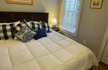 HISTORIC DOWNTOWN KING BED COTTAGE- PARKING and PATIO - Foto 36