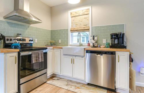 Walk to Town and River Charming Home in North East! - Foto 8