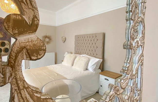 Captivating 2-bed Cottage in Roker Sunderland - Photo 3