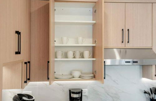 Modern 2BR2BA Condo Free Parking and Balcony - Foto 19