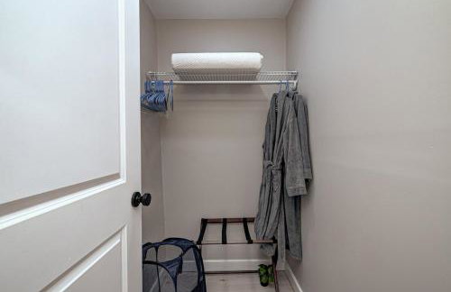 Spacious home away from home! Hot tub! - Photo 4