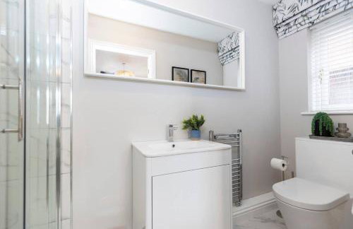 Pass the Keys 4-Bed Home with Garden Parking Near Durham - Foto 22