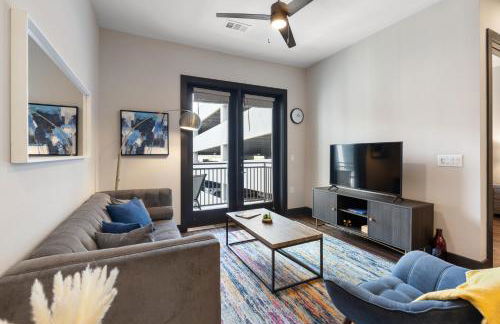 Modern Comfort North Austin with Balcony and Workspace - Foto 12