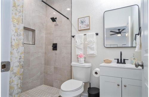 Unwind in Style 4BR2BA Quick Access to Downtown - Foto 26