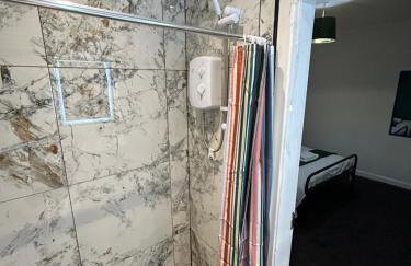 Spaghetti House 6 Bedroom with Large Off-Road Driveway Great for Crews in Vicinity of Starcity and City Centre - Foto 11