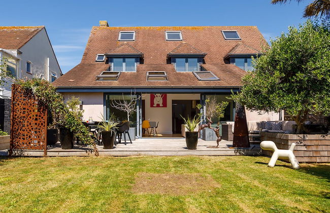 Gorgeous Home for 12 - Walk to Beach - Sea View - Photo 1