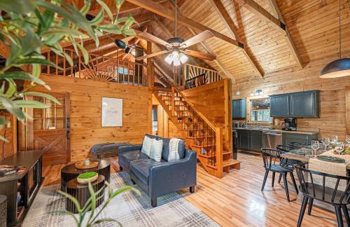 Log Cabin with Hot Tub, Game Room-10 min to NRG - Foto 8