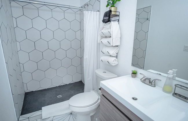 Huge Remodeled 5BR 4BA House Sleeps 20 Downtown - Photo 38