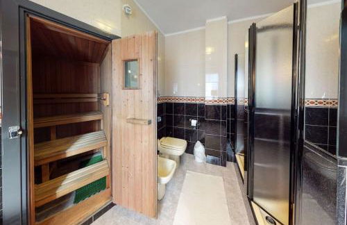 Villa con piscina e giardino a due passi dal mare. - Foto 21