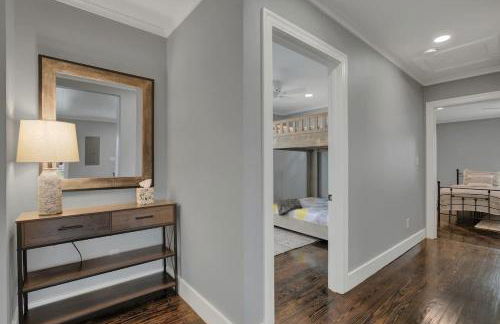 Upscale Home With Pool and Firepit - Close to Mercer St! - Foto 44