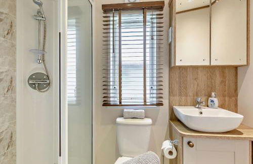 Binky Lodge Stylish Cosy 3-Bedroom Holiday Lodge Hoburne Naish Barton on Sea - Photo 17