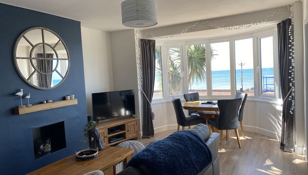 WORTHING BEACH 180 - 2 bed seafront apartment with private parking - Foto 2, Profilbild