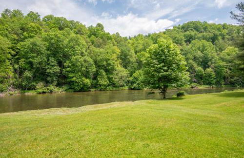 2Bd Riverfront with Expansive Outdoor Space, River Access, Fire Pit - Foto 26