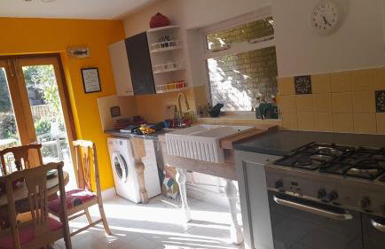 Lovely artist's home ecently refurbished - Photo 28