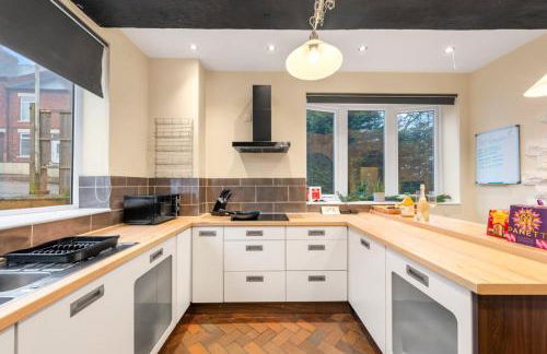 Spacious 6-Bed with Pool Table Desks in every room - Foto 14