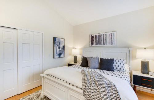 Steps to Beach! Airy Coastal Escape with Deck - Foto 16