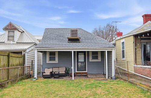 Charming Home in the Highlands W Private Backyard - Foto 41