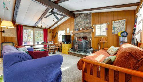 Hike, Ski and Unwind Cabin with Deck in Chester! - Foto 4