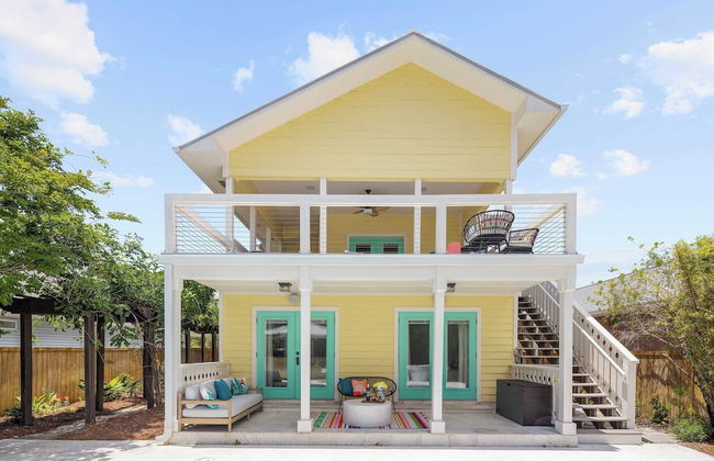 Luxe Villa Near Beach, Pool + Hottub, Chef's Kitchen Woodward Way by Avantstay - Foto 1