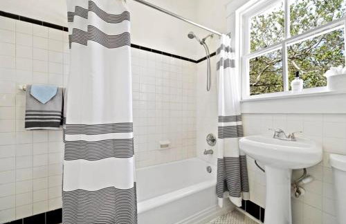 4BR Boutique Coastal Home, Walk to Beach and The Strand, Sleeps 10 - Foto 57