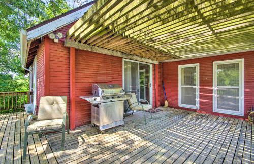 Charming Farm Cottage with Fire Pit and Grill! - Foto 2