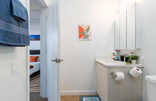 Artistic Loft Rooftop Uptown Montrose Beach GymWFH - Photo 11