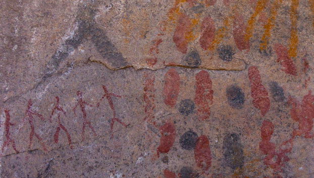 Observez les peintures rupestres des grottes