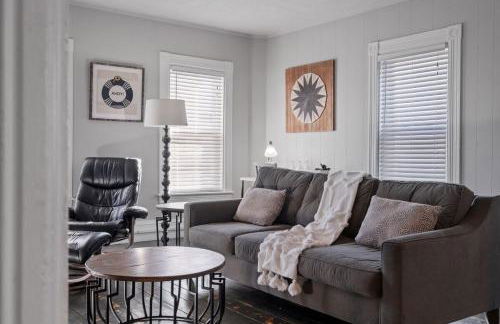 Stylish First Floor Apartment w Private Front Porch - Photo 3