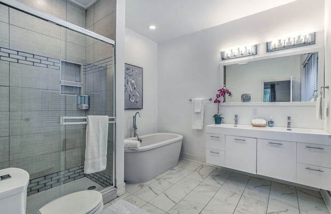 Expansive Downtown Home | JZ Vacation Rentals - Photo 19