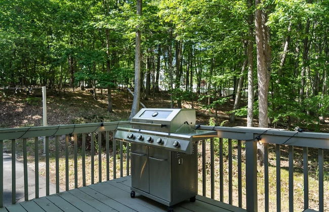 Charming Poconos Retreat With hot tub Fireplace - Foto 35