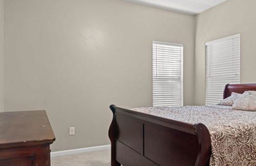 Private Fenced Yard • Sleeps 10 • Mins to Malls - Foto 34