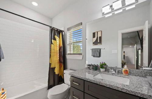 Modern 2024 Townhome with Indoor Hoops Huge TVs and Gray Chic Design - Foto 11