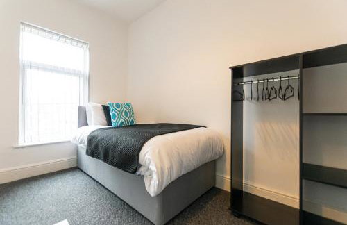 Comfy 2BR Home in Leigh Ideal for Families & Work Stays Sleeps 4 - Photo 9