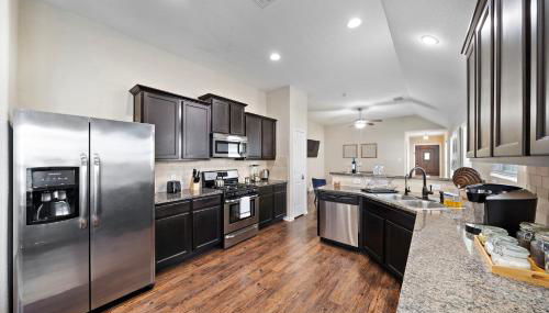 Cozy Getaway Nr Airport WiFi BBQ Yard Pet - Foto 2