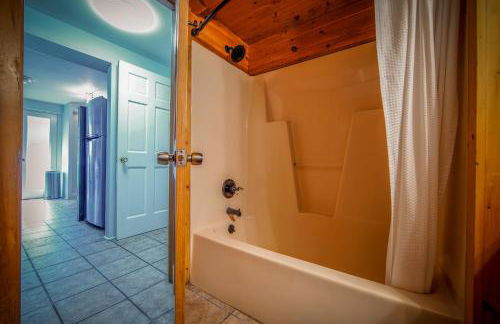 Serene mountain getaway, Hot Tub, Sauna, Lake View, Swim, Fish, Hiking, EV plugin - Foto 24