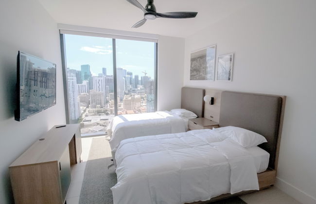 Luxurious Downtown Escape - Photo 10