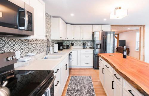 Rustic Luxe Creekside Retreat with Hot Tub and Fire Pit, Minutes From Hudson - Foto 33