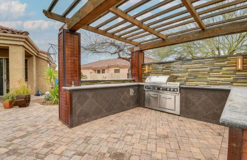 Luxe Couples Retreat with Pool and Outdoor Kitchen! - Foto 26