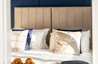 Spacious 5-Bedroom Home, Accommodates 10, Fast Wi-Fi & Parking Included - Foto 17