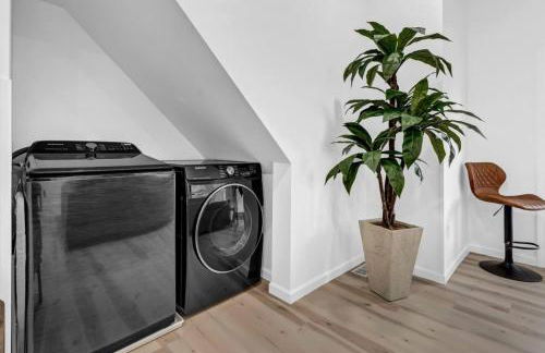 Stylish And Roomy Full House Dtwn - Photo 9